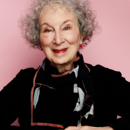 Fotografia przedstawia kanadyjską autorkę, Margaret Atwood.